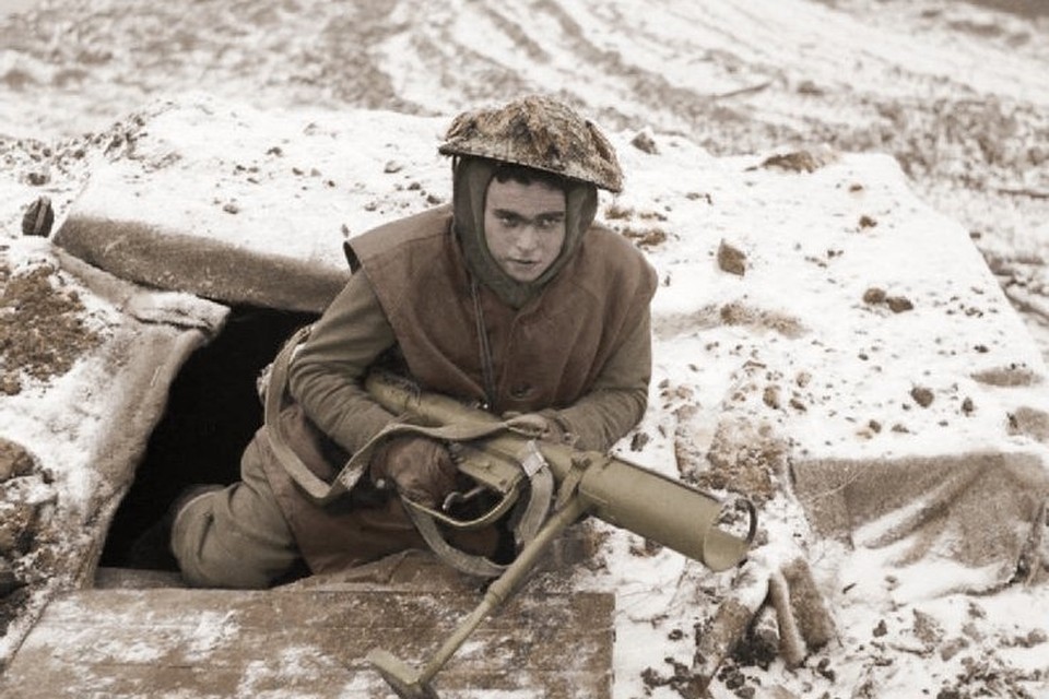 <P>Nieuwstadt/Susteren, december 1944. Britse Soldaat van 1ste bataljon Rifle Brigade aan het front tussen Nieuwstadt en Susteren. In zijn handen heeft hij een PIAT antitankwapen. Nieuwstadt was al in September bevrijd, het even verderop gelegen Susteren zou pas op 17 januari worden bevrijd. Al die tijd lag het front min of meer stil. </P>