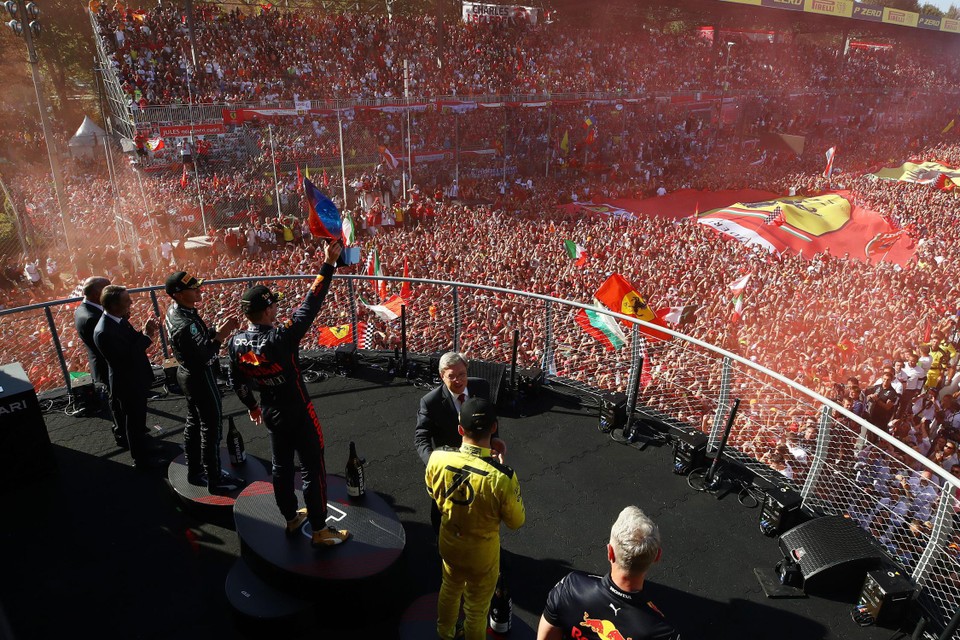Max Verstappen op het podium in Monza. 