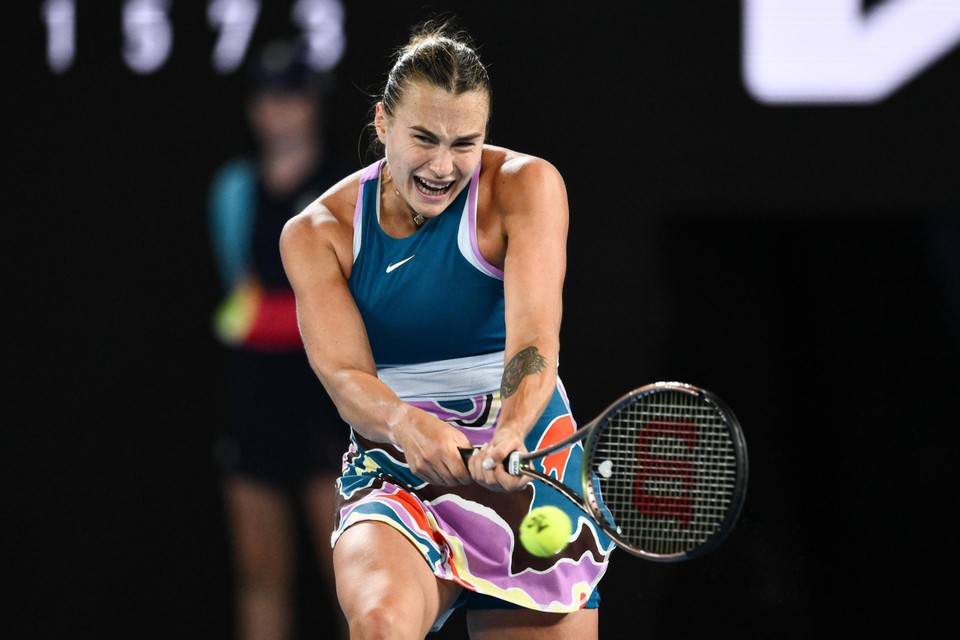 Tennisster Aryna Sabalenka uit Belarus heeft haar eerste grandslamtitel veroverd.