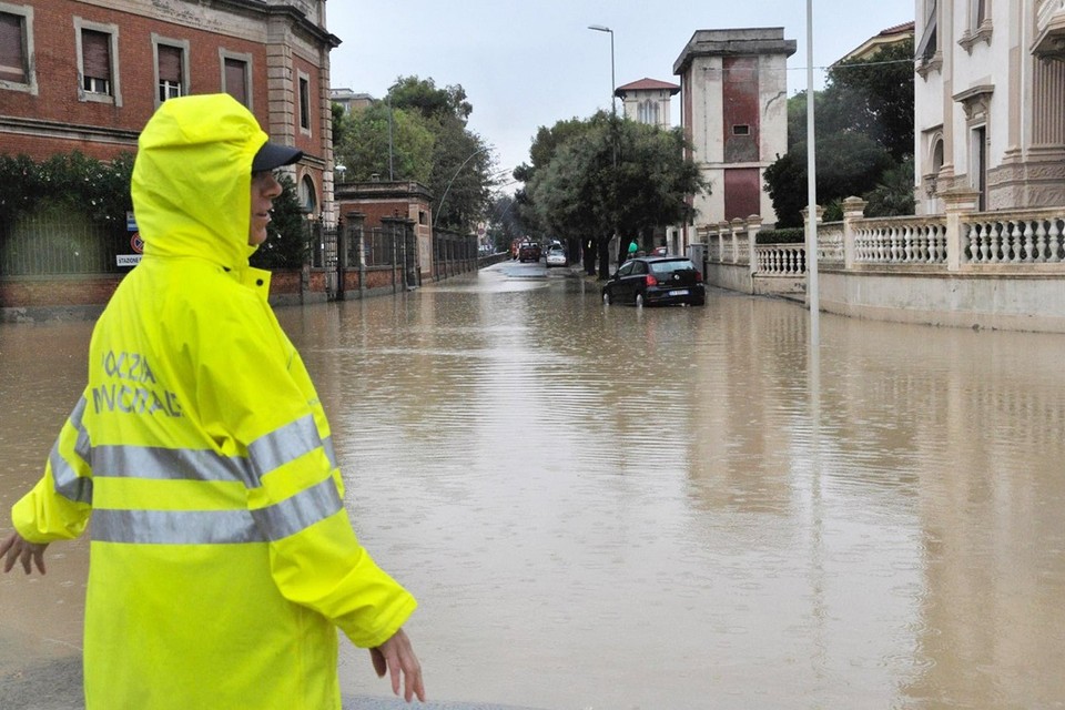 In Livorno staan de straten onder water.
