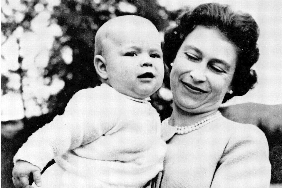 Prins Andrew met zijn moeder Elizabeth in 1960. 