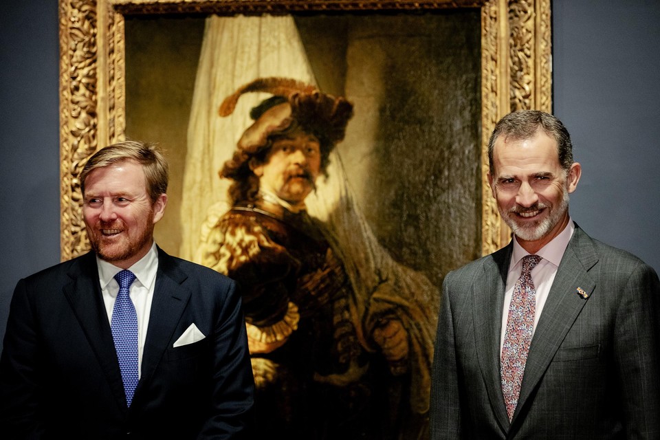 Koning Willem-Alexander en Koning Felipe VI voor De Vaandeldrager van Rembrandt. 