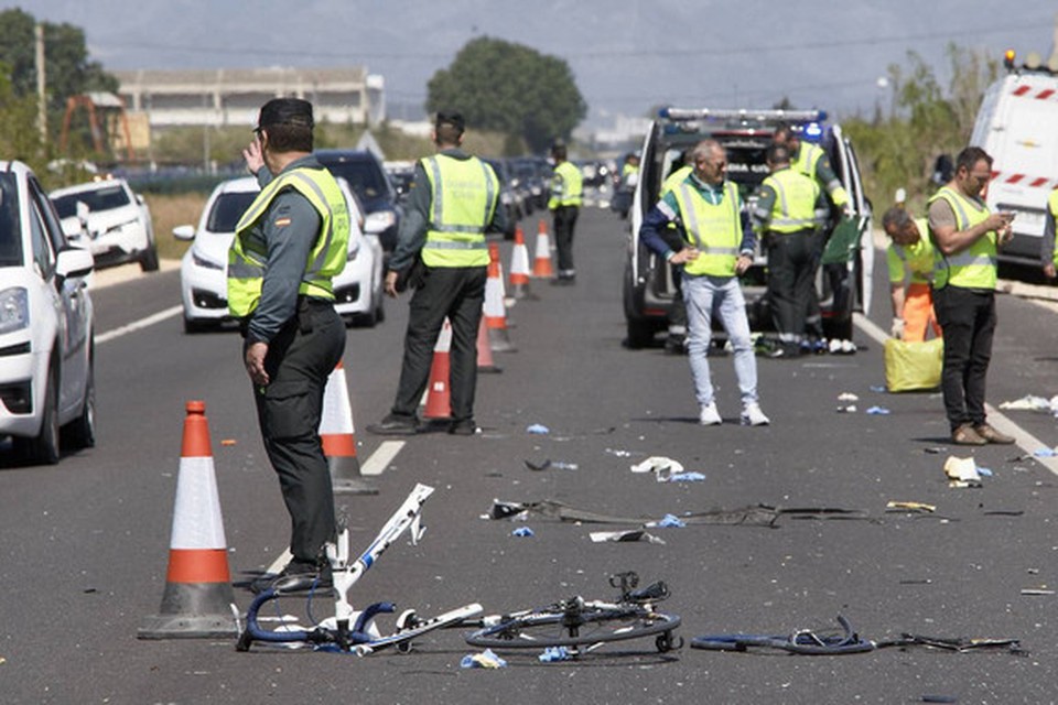 Politieagenten op de N-332 tussen Olvia en Dénia waar begin mei drie wielrenners werden doodgereden. 