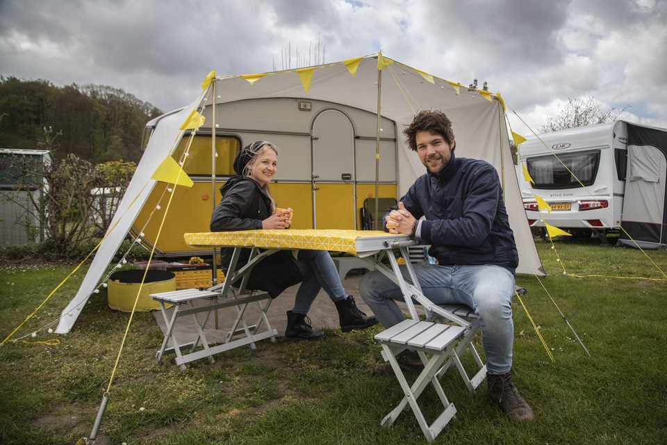 Sjoerd en zijn vriendin voor hun gele caravan in Zuid-Limburg 
