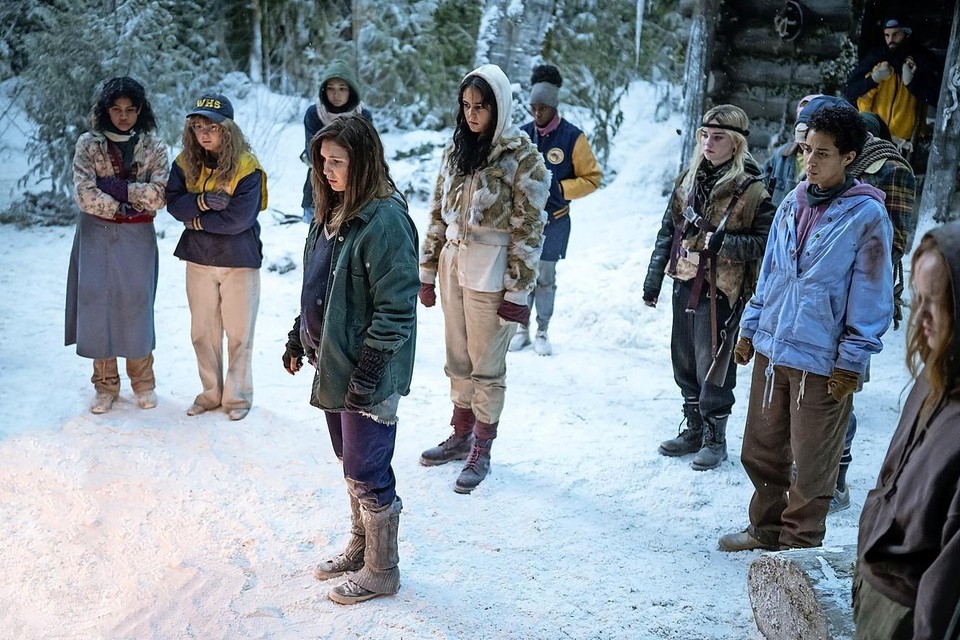 De serie Yelllowjackets volgt een highschoolvoetbalteam van getalenteerde meiden die na een vliegtuigcrash anderhalf jaar moeten zien te overleven in de Canadese wildernis.