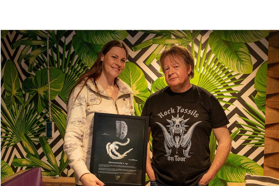 Floor Jansen met paleontoloog John Jagt in Tilburg. 