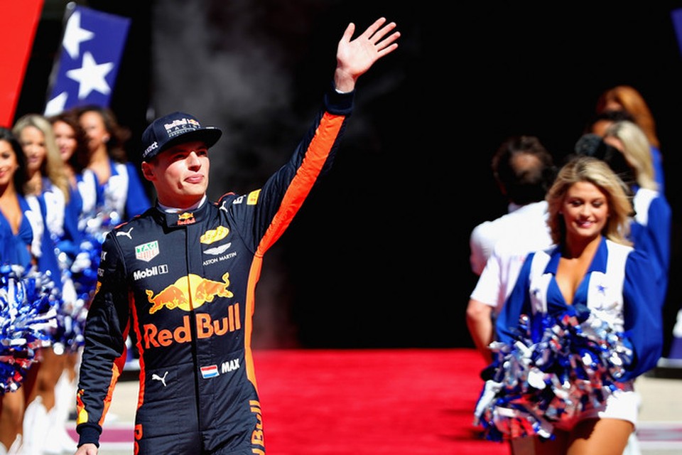Een (toen nog) blije Max Verstappen zwaait naar het publiek voorafgaand aan de GP van Amerika op het circuit van Austin in Texas.
