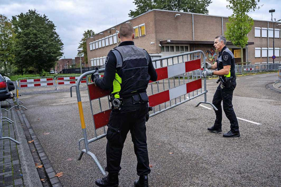 Beveiliging bij de gerechtsbunker in Amsterdam-Osdorp, voorafgaand aan het vonnis van de strafzaak tegen Moreno B. en Giermo B. in oktober vorig jaar. 