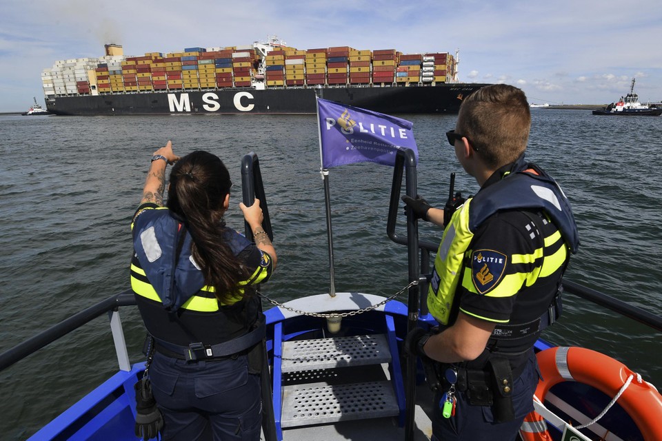 De zeehavenpolitie in Rotterdam houdt een containerschip nauwlettend in de gaten.