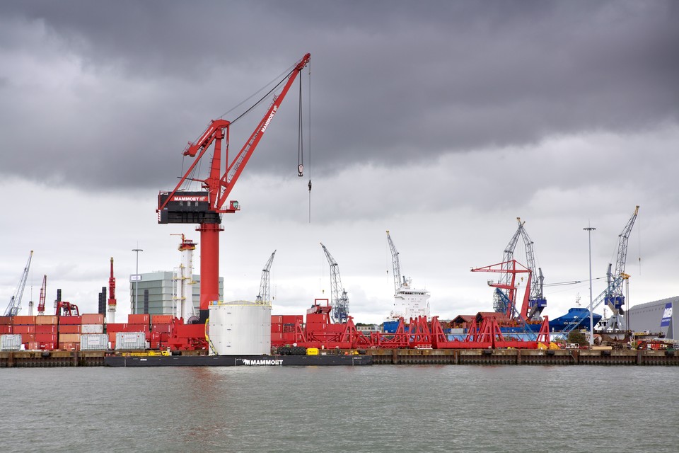 Het bedrijfsterrein van Mammoet in de Rotterdamse haven. 