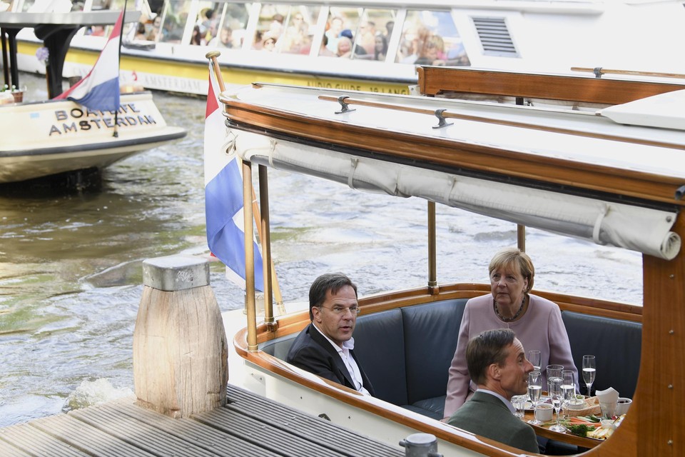 Mark Rutte en oud-bondskanselier Angela Merkel arriveren op 13 juli per boot bij het Anne Frank Huis in Amsterdam. 