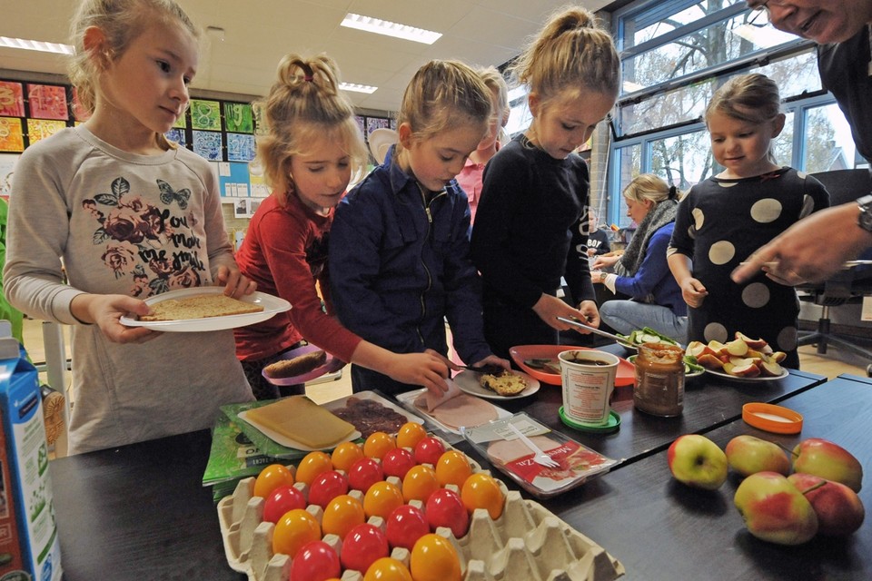 Kinderen van basisschool St. Oda krijgen dankzij een groep moeders een xl-variant van het Nationaal Schoolontbijt: dus met gekookte eitjes en vleeswaren. 