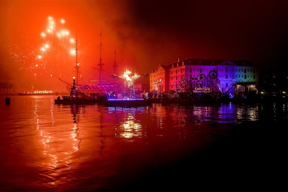 Amsterdam luidt 2017 in met vuurwerkshow