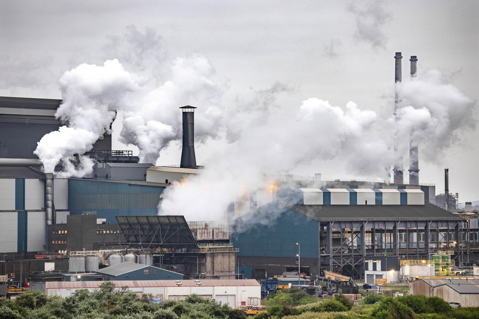 Tata Steel in IJmuiden. Tata Steel en Dow Chemical nemen samen 10 procent van de Nederlandse CO2-uitstoot voor hun rekening.