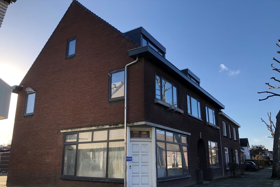 Het leegstaand pand aan de Onze Lieve Vrouwestraat in Ospel wordt omgebouwd tot drie appartementen. 