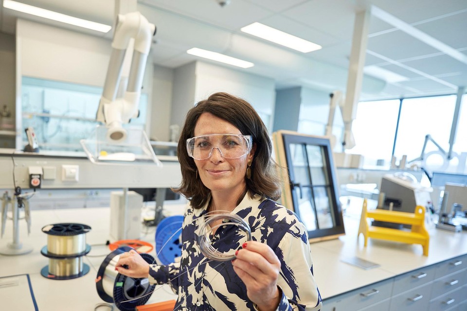 Aukje Doornbos, topvrouw van Covestro Nederland, laat zien dat in Geleen onder meer de coating van glasvezelkabel wordt ontwikkeld en getest.