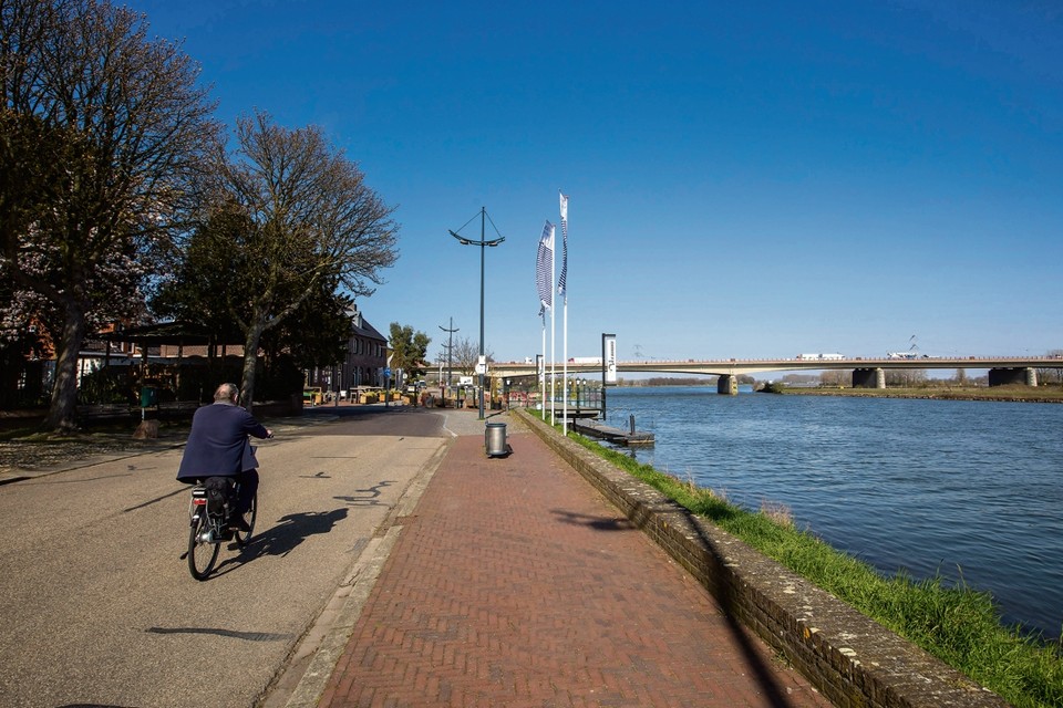 Als in Wessem een dijk langs de Maas verrijst, gaat het zicht op de rivier verloren. 