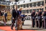 thumbnail: Koning Willem Alexander en koningin Maxima komen in de Glazen Koets aan op het Binnenhof voor het voorlezen van de troonrede in de Ridderzaal.