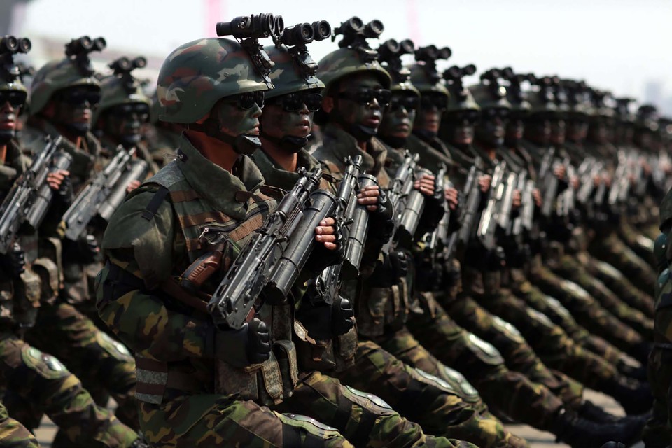 Militairen in Noord-Korea tijdens militaire parade