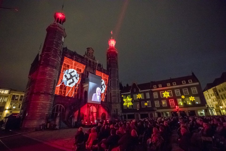Beeldenprojecties op het stadhuis in Venlo, dinsdagavond bij de herdenking van 75 jaar bevrijding van Limburg. 