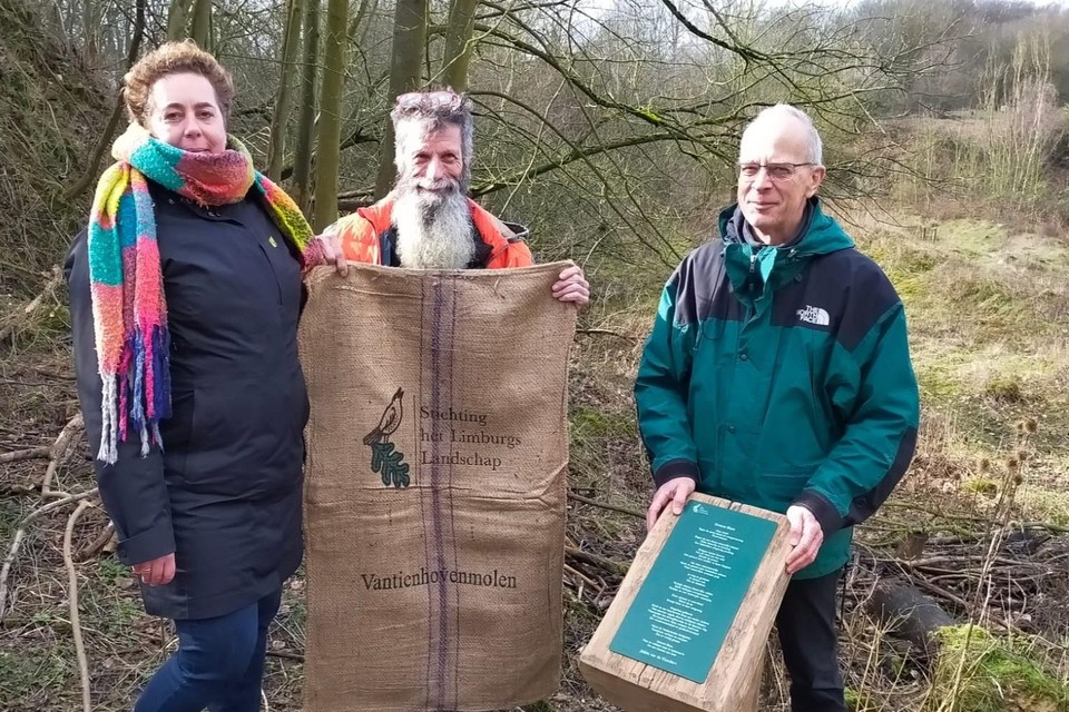 Jidske van de Klundert bij de onthulling van haar gedicht bij de ingang van groeve Blom. 