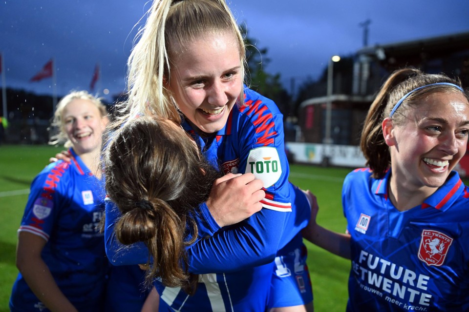 Kim Everaerts viert het kampioenschap van FC Twente. Ze maakte in de wedstrijd tegen Ajax de winnende goal. 