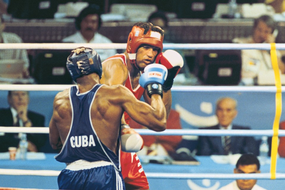 Arnold Vanderlyde bokst tegen de Cubaan Félix Savón op de Olympische Spelen van Barcelona in 1992. De Limburger verloor deze halve finale en won uiteindelijk brons. 