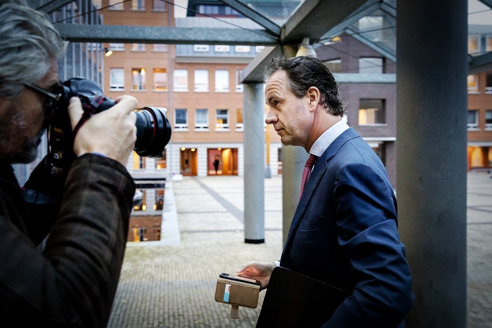 Oud-NS-directeur Huges arriveert bij de rechtbank.