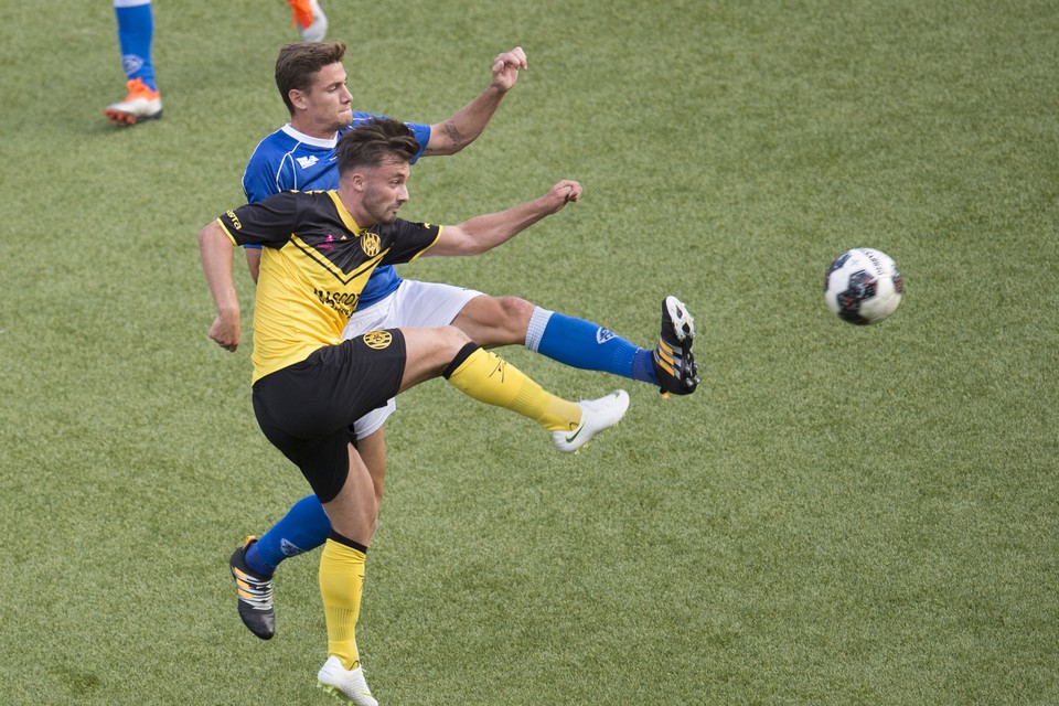 Roda-speler Mart Remans in duel met een speler van FC Den Bosch.