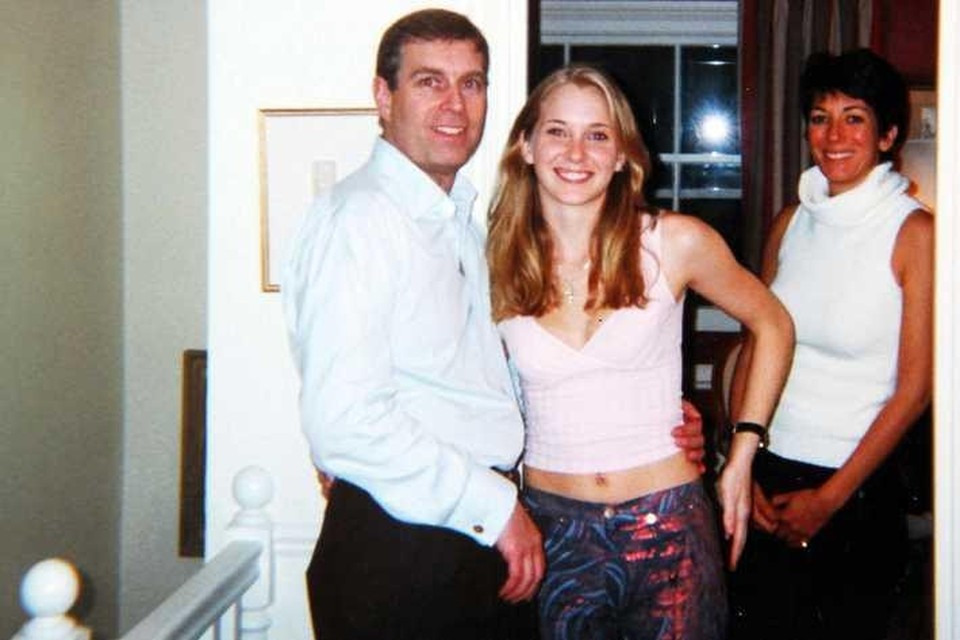 De bewuste foto van Virginia Giuffre (toen nog Roberts) uit 2001, met prins Andrew en Ghislaine Maxwell die de tiener destijds liet zien aan haar vriendin Carolyn Andriano. 