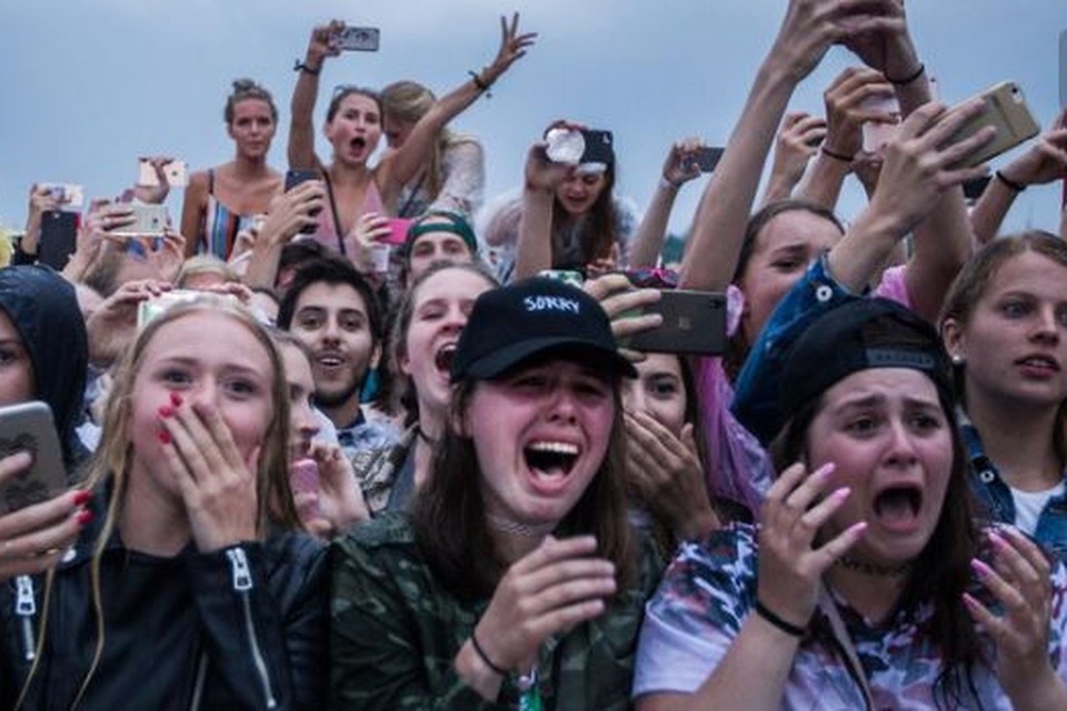 Fans van het Canadese popidool Justin Bieber laten hun emoties gaan aan het begin van zijn optreden op de eerste dag van het muziekfestival.