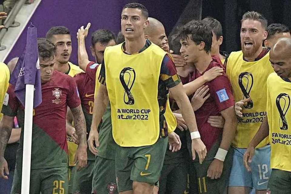 Reserve Cristiano Ronaldo juicht mee na weer een treffer van Portugal. 