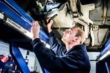 thumbnail: Visuele controle bij de APK. Lekkage van vloeistof kan voortaan al tot afkeuring leiden.