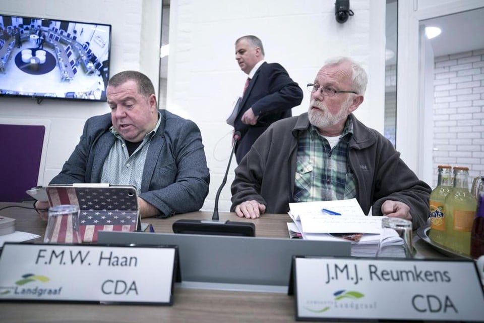 De hoofdrolspelers op 16 januari in het gemeentehuis van Landgraaf: de CDA-fractieleden Wim Haan, Gaston Huth en Sjaak Reumkens (v.l.n.r.).