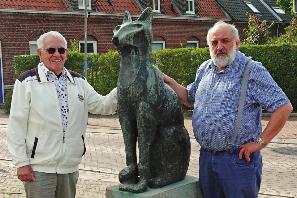 De gezichten achter het boek: Hans Simons (links) en Leon Hamans bij het beeld van De Katers in Maasniel.  