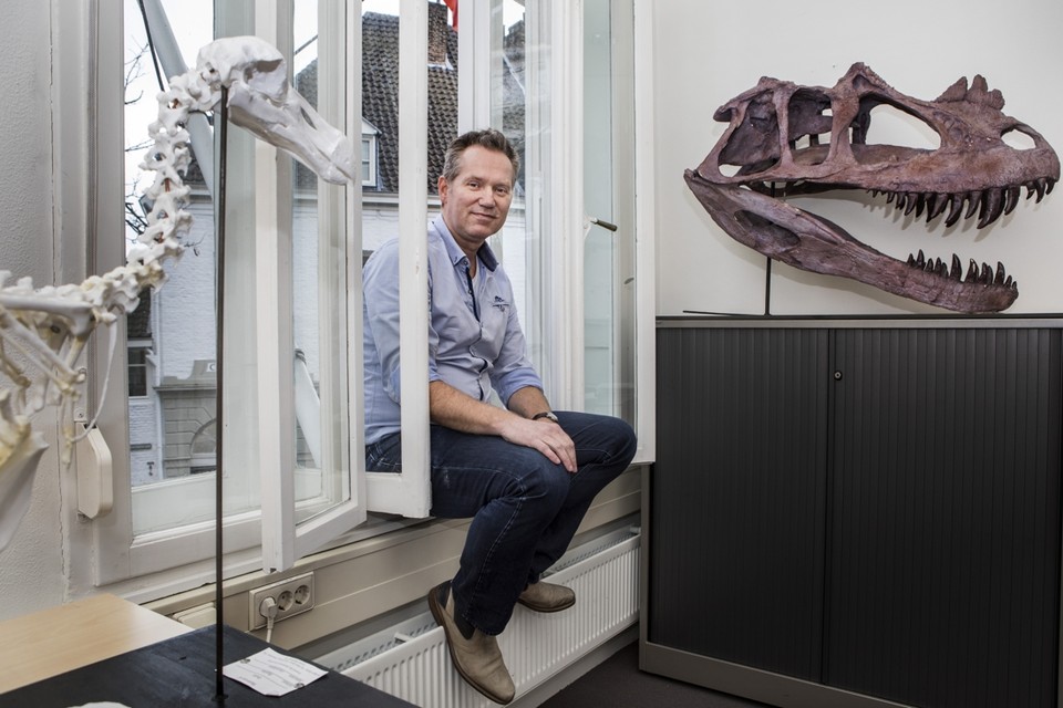 Hoogleraar paleontologie Leon Claessens in zijn werkkamer op de Universiteit Maastricht, met rechts een schedel van een Ceratosaurus, een vleesetende dino, en links een 3D-geprint skelet van een dodo. 