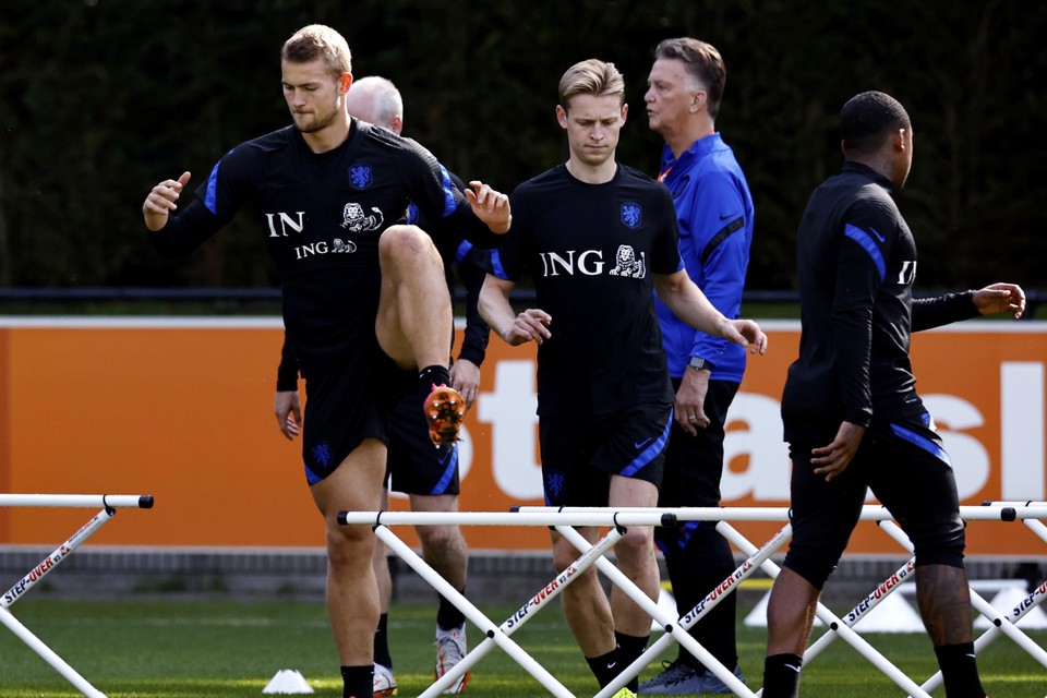Frenkie de Jong (midden) op de training van Oranje, met op de voorgrond Matthijs de Ligt. 