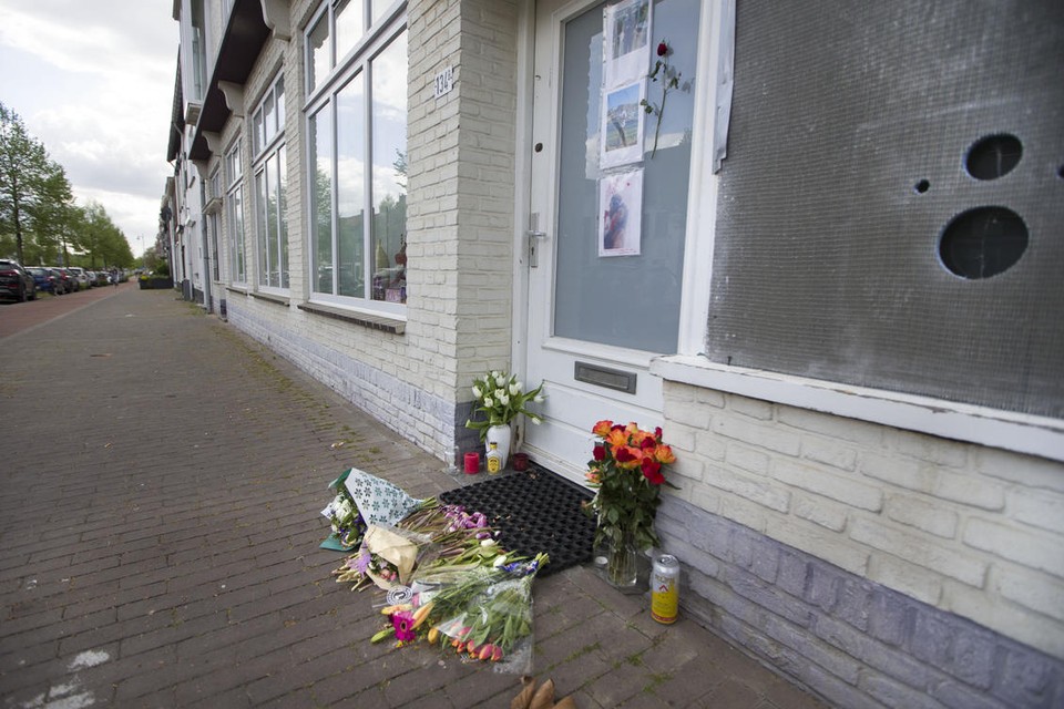 Bloemen op de plek waar de 34-jarige Radwan Kalicharan werd doodgeschoten. 