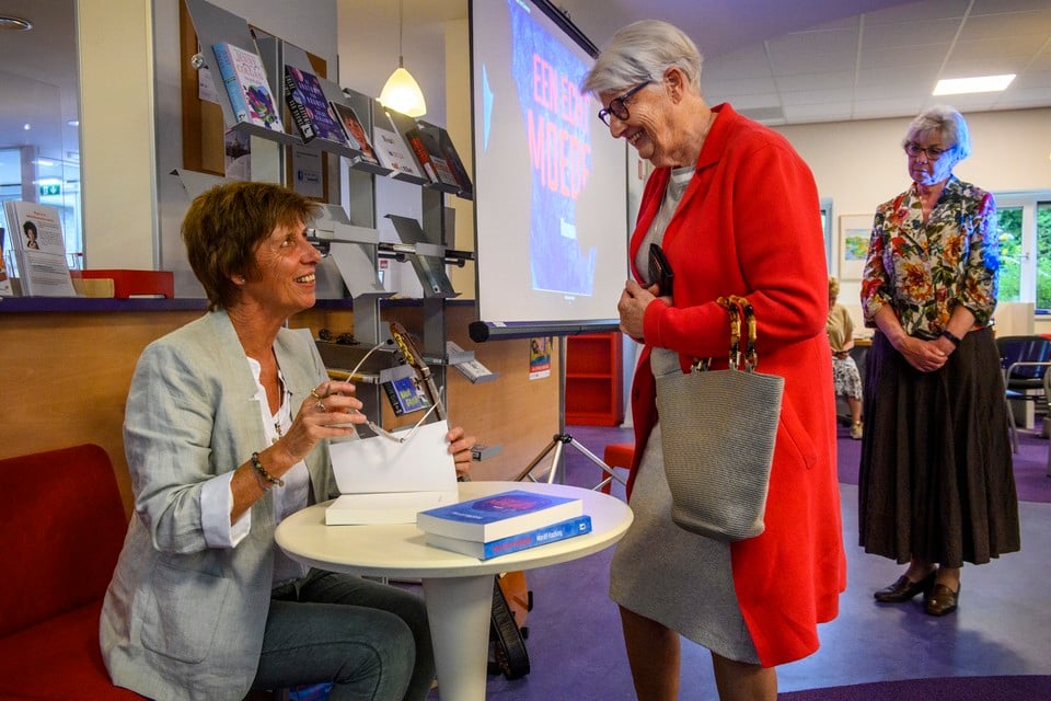 Mariël Hacking signeert haar roman in de bibliotheek van Gulpen, haar geboortedorp.