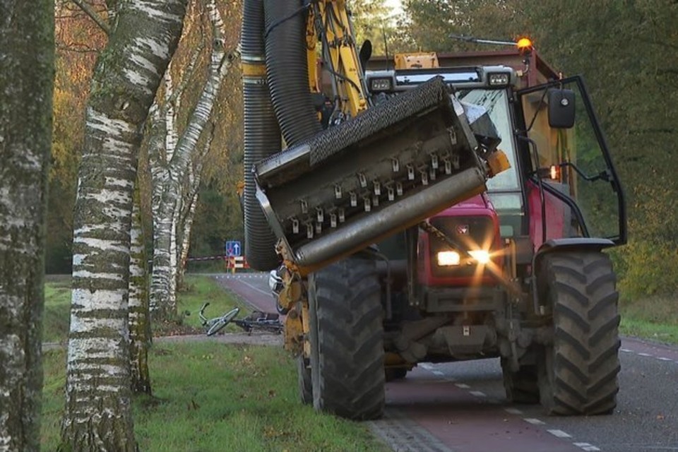 Volgens de politie werd de 83-jarige fietser uit Veulen bij het passeren geraakt door de tractor met maaiarm. 