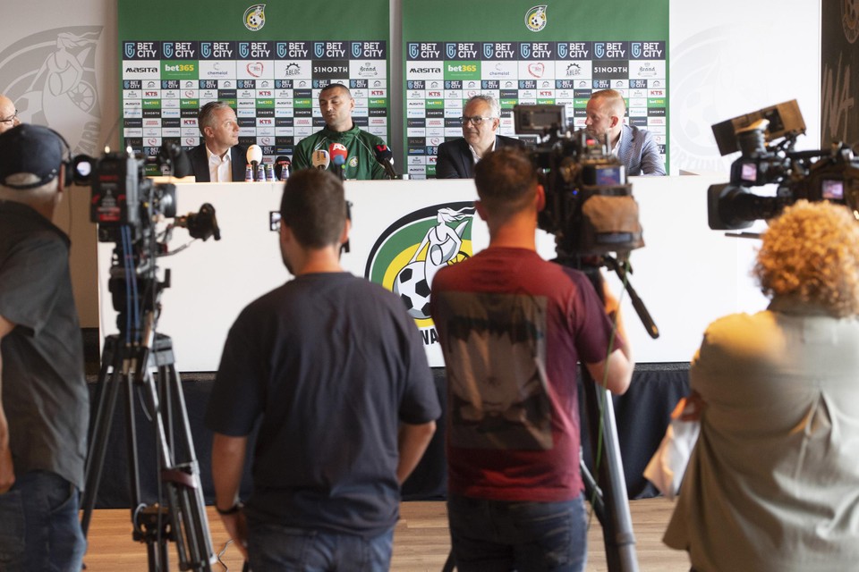 Een unicum in het Limburgse voetbal: een speciaal in het leven geroepen presentatie voor de media om een nieuwe speler voor te stellen.  