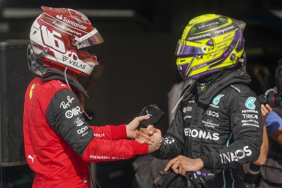 Lewis Hamilton (rechts) en Charles Leclerc na de race van afgelopen zondag in Austin.  