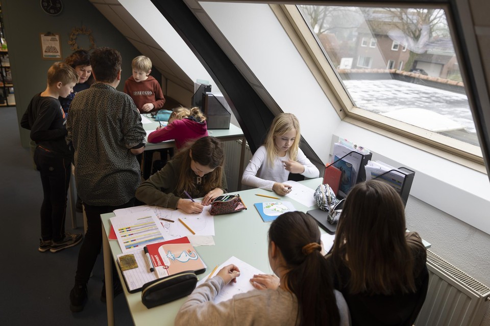 Kinderen van groep 6, 7 en 8 zijn aan het werk in hun nieuwe, hippe klaslokaal in Heibloem.