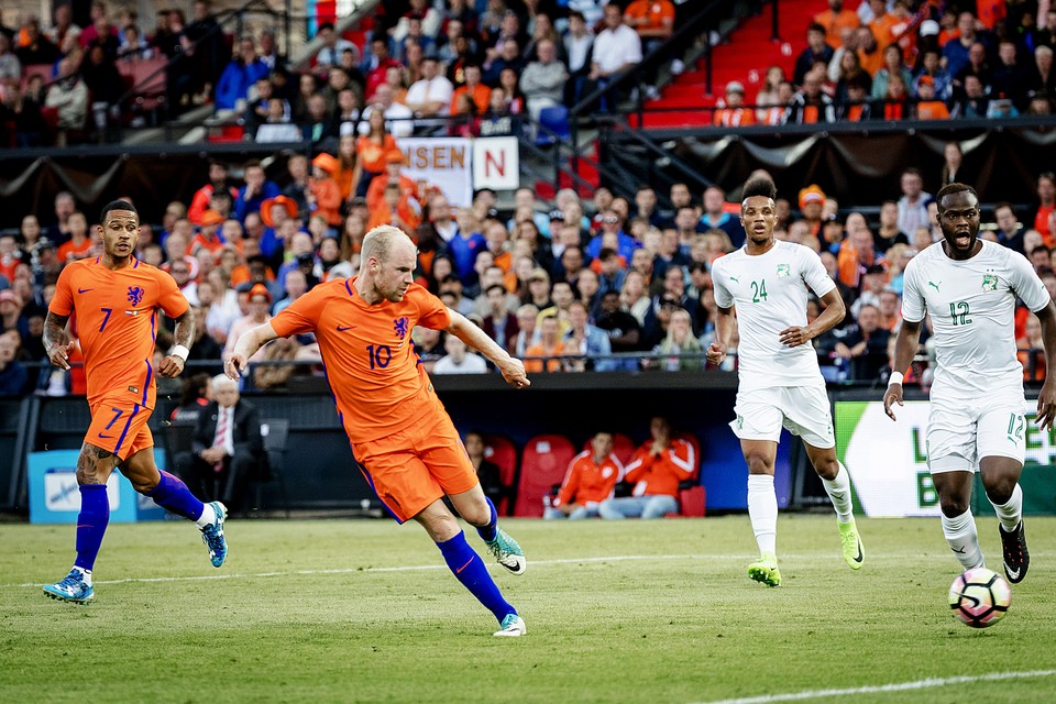 Davy Klaassen van het Nederlands elftal scoort de 4-0 tegen Ivoorkust tijdens een oefenwedstrijd tussen beide landen. 