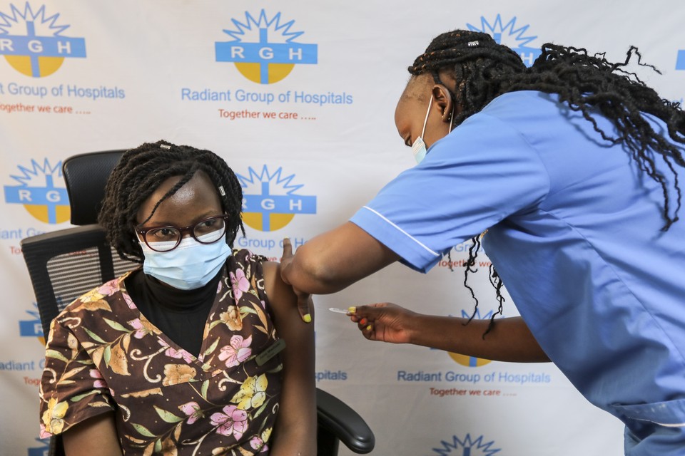 Een vrouw in Kenia wordt gevaccineerd. Slecht een miniem deel van de Afrikaanse bevolking is ingeënt tegen corona. 