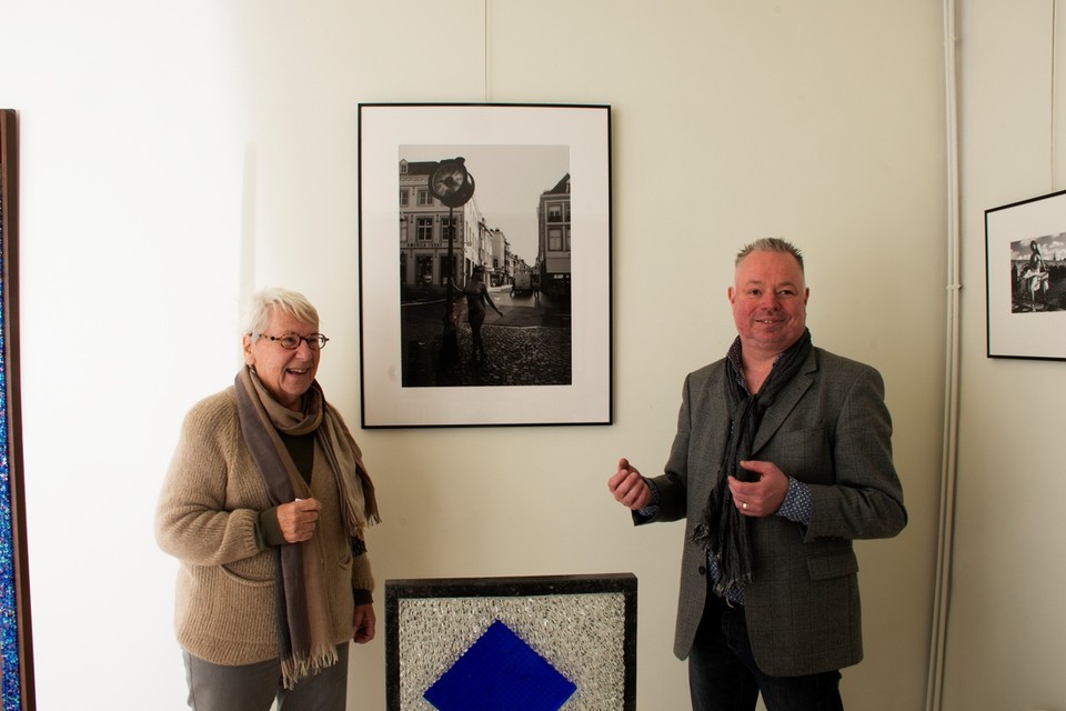 Galeriehoudster Nicole Royaux en Edwin IJpeij op de plek van de expositie. 