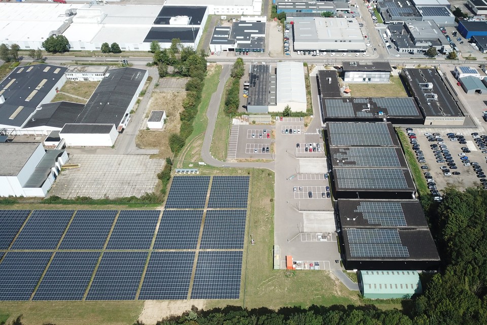 Het zonnepark naast het zonnedak van de Emma schoenfabriek op industrieterrein Dentgenbach in Kerkrade. 