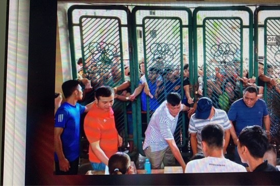 Dringen bij de toegangspoorten voor de eerste voetbalwedstrijd in ruim twee maanden in Vietnam. 