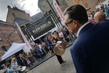thumbnail: Waarnemend burgemeester van Heerlen Emile Roemer geniet van de parade.