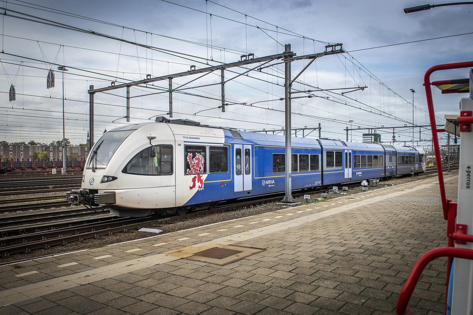 Een trein van Arriva op de Maaslijn, station Venlo. 